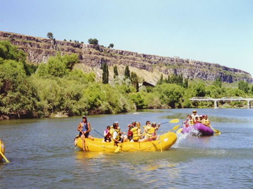 RAFTS ON THE RIVER02_jpg