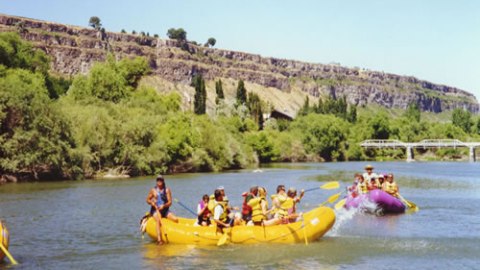 RAFTS-ON-THE-RIVER02_jpg